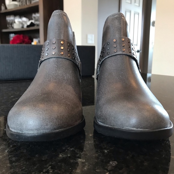 New Sorel Lolla II Strap Stud Shoe, Charocal Grey Ankle Booties, Gray Short Boot - Picture 13 of 16